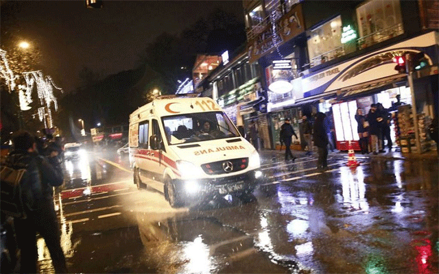  ایمبولینس کا آتش بازی کے ساتھ استقبال