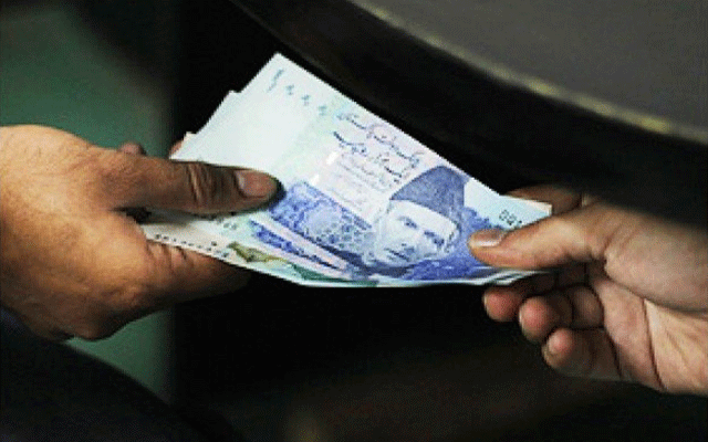 رشوت لے کر دکانیں کھلوانے والے اہلکاروں کی شامت آگئی