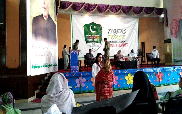 ٹائیگرفورس کی لانچنگ تقریب، میاں اسلم نے رضاکاروں کو کیپس پہنائیں