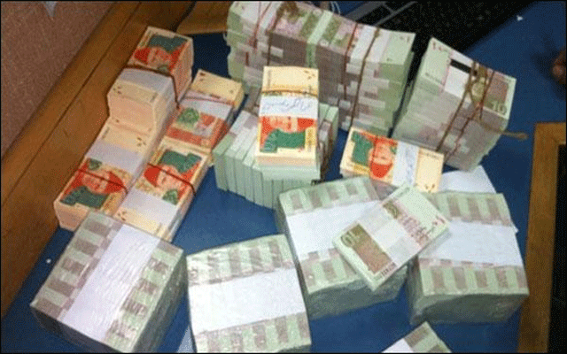 اسٹیٹ بینک کےباہر نئے نوٹوں کی بلیک میں فروخت