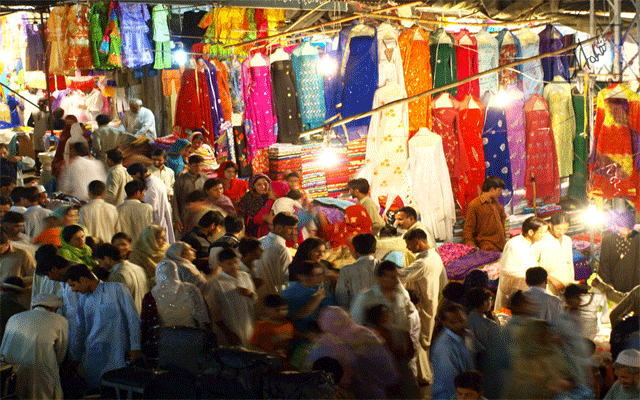 لاہوریوں پر عید کی شاپنگ کا جنون سوار، حکومتی احکامات ہوا میں اڑادیئے