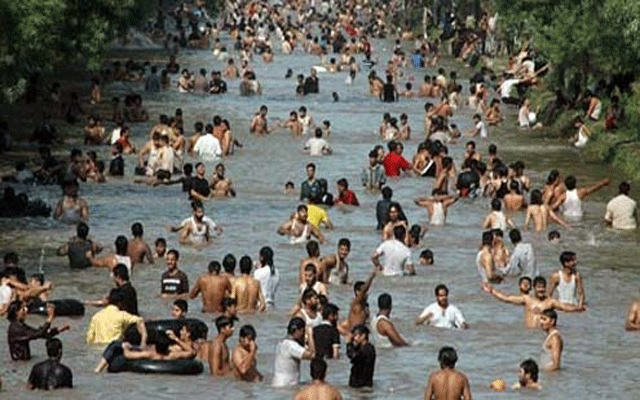 گرمی سے ستائے لاہوری نہر پر نہانے پہنچ گئے