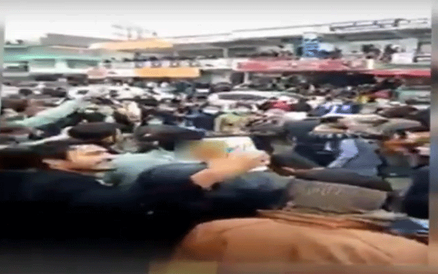 طلبا کا کوروناکےباعث چھٹیوں کےاعلان پرجشن