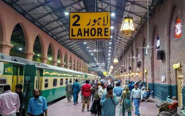 ٹرینوں کا شیڈول بری طرح متاثر ، مسافر رل گئے