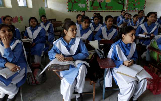 طلبا کو خلاصہ جات اور ہیلپنگ بکس پڑھانے پر پابندی 