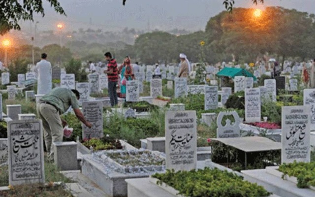 عید پر پیاروں کی یاد ستائی، لاہوریوں نے شہر خاموشاں کا رخ کرلیا