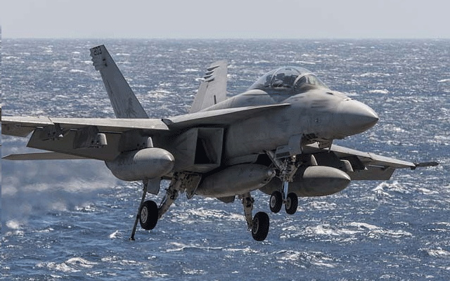امریکی بحریہ کا جنگی طیارہ گر کر تباہ تباہ، پائلٹ ہلاک