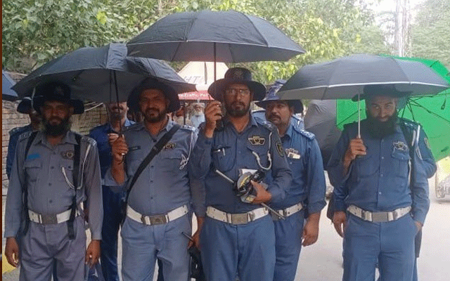 ٹریفک وارڈنز کیلئے نئی چھتریاں متعارف