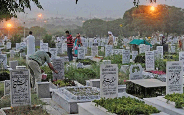 عیدالاضحیٰ پر پیاروں کی یاد ستائی، لاہوریوں نے شہر خاموشاں کا رخ کرلیا