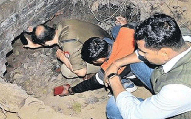 The thieves stole the gold by digging a tunnel and escaped