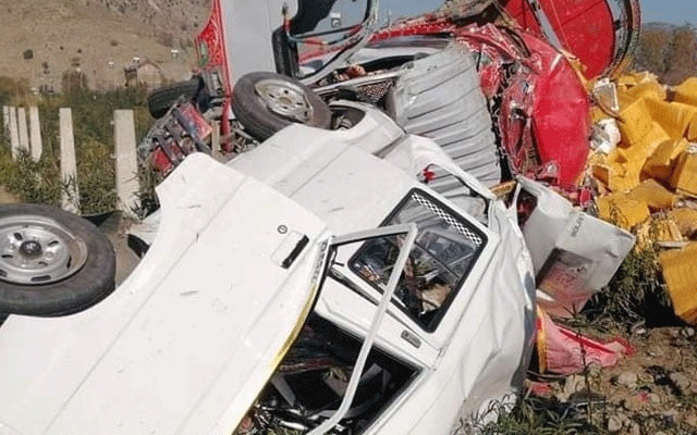 Accident between a van and a truck, 7 people died