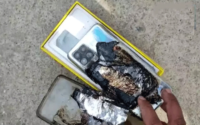 During the conversation, the mobile phone exploded near the ear of a boy