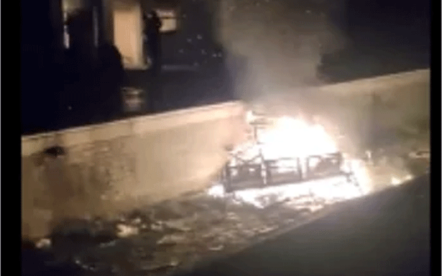 پی ٹی آئی مظاہرین نے ریلوے اسٹیشن کی عمارت کو آگ لگادی 