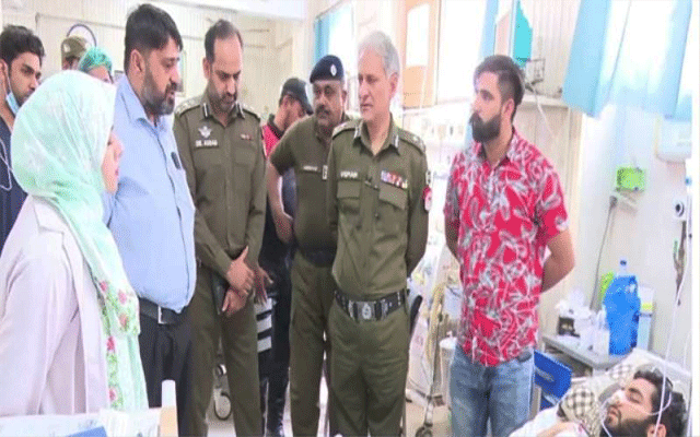IG Punjab Police Doctor Usman Yousaf visited the injured subordinate in General Hospital, City42 