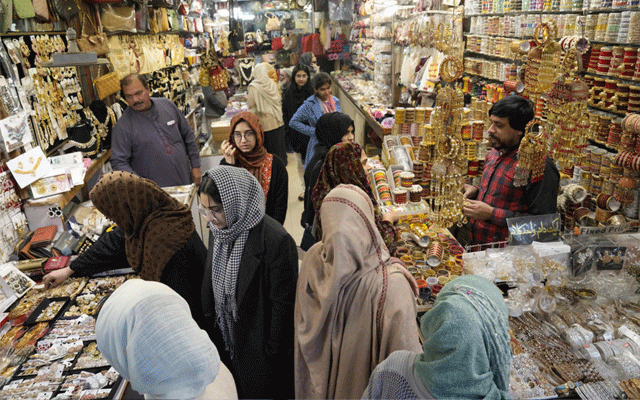 Traders oppose government's policy on commercial activity timings, City42 