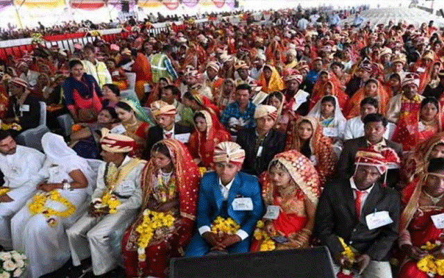  two thousand couples in India got married at the same place, City42