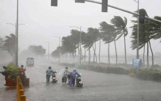 Rains across Pakistan cause trouble in everyday life, City42