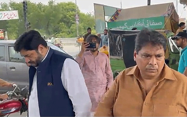 Amir Mir visits the City to observe cleanliness arrangements, City42