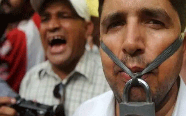 گورنر پنجاب سردار سلیم حیدر کے رخصت پر جانے کے بعد قائم مقام گورنر ملک احمد خان نے ہتک عزت بل پر دستخط کر دیئے۔