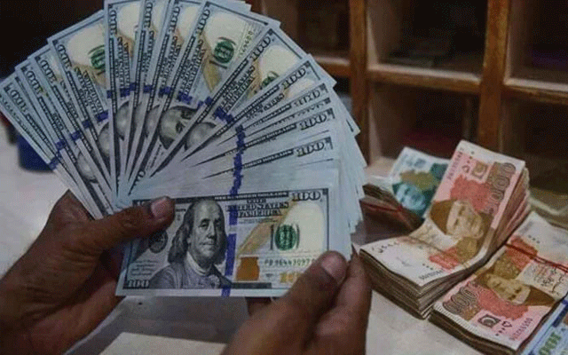 کاروبار کے آغاز میں آج انٹر بینک میں  ڈالر کی قیمت میں ایک بار پھر اضافہ ریکارڈ ریکارڈ کیا گیا ہے۔
