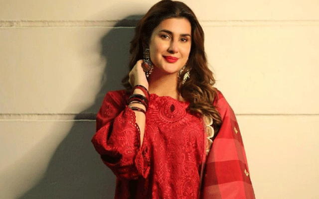 پاکستانی معروف اداکارہ  کبریٰ خان  کا انکشاف کرتے ہوئے کہنا ہے کہ  مداح نے  سیلفی لینے  کیلئے اُن کا گلا دبوچ لیا تھا۔
