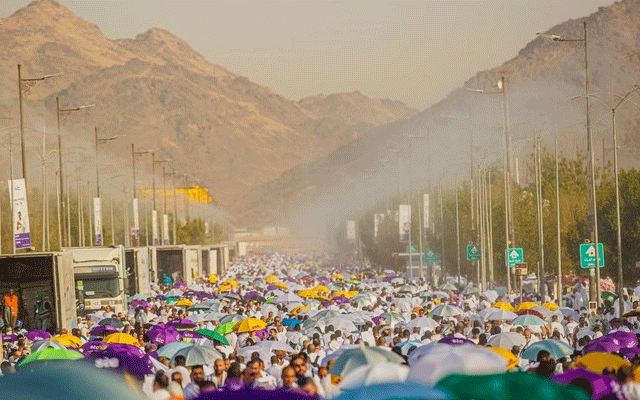 حج کے رکن اعظم کی ادائیگی کیلئے دنیابھر سے آئے لاکھوں عازمین میدان عرفات میں پہنچ گئے ہیں جہاں وہ ظہر اور عصر کی نمازیں قصر و جمع کی صورت میں ادا کریں گے اور خطبہ حج سنیں گے۔
