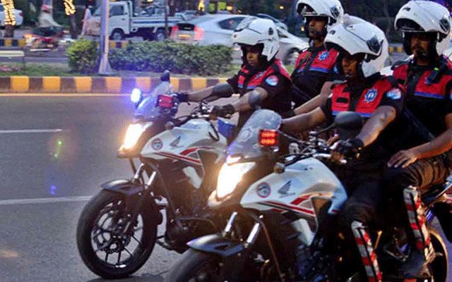 ڈولفن سکواڈ نے اسلحہ کی نمائش کرنیوالے عناصر کیخلاف ایکشن لیتے ہوئے 2 ملزمان کو گرفتار کر لیا۔