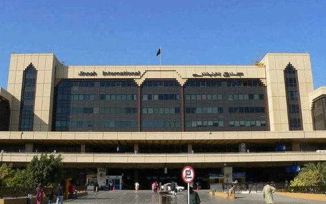 غیر ملکی ایئر لائن کی پرواز نے فضاٸی میزبان   کی طبیعت بگڑنےکے باعث جناح انٹر نیشنل ایئر پورٹ پر ہنگامی لینڈنگ کی ہے۔ 