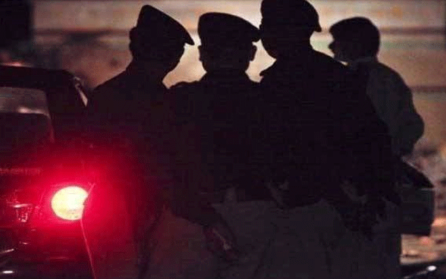 باٹا پور پولیس نے  دوران گشت   لا وارث ملنے والا 10سالہ  بچہ والدین کو تلاش کرکے اُن کے حوالے کردیا۔