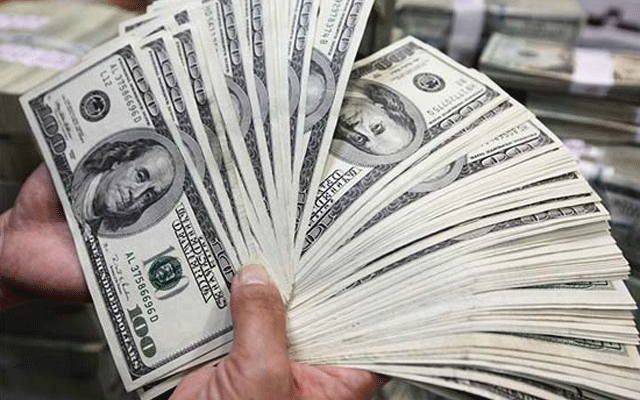 انٹر بینک میں آج کاروبار کے آغاز میں امریکی ڈالر کی قیمت میں  5 پیسے کمی ہوئی ہے۔