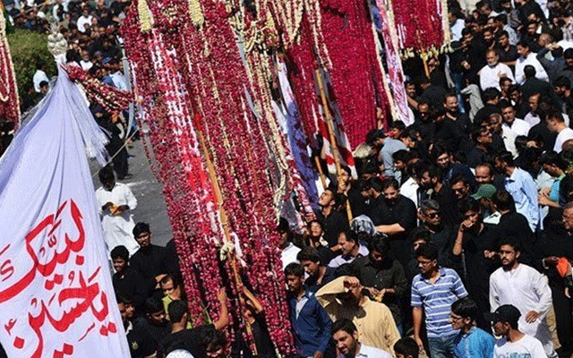 عشرہ محرم کے تیسرے روز  لاہور میں ہونے والی مجالس میں آج 3000  سے زائد افسران و اہلکار سکیورٹی ڈیوٹی پر مامور ہیں۔