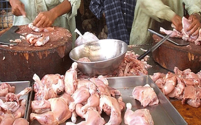  برائلر مرغی کے گوشت کی قیمتوں میں اتار چڑھاؤ  کا سلسلہ جاری ہے،  لاہور میں برائلر مرغی کےگوشت کی قیمت میں  29روپے کلو اضافہ ریکارڈ کیا گیا ہے۔