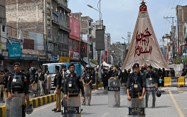  لاہور پولیس کامحرم الحرام کے پیش نظر شہر بھر میں سرچ اینڈکومبنگ آپریشن جاری ہے۔