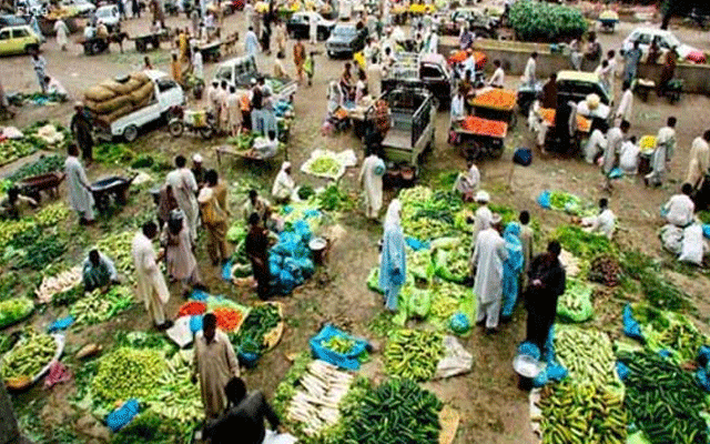 سرکاری نرخ نامہ اوراوپن مارکیٹ میں پھل وسبزیوں کی قیمتوں میں فرق برقرار، دکاندار  بدستور من مانی قیمت پر سبزیاں اور پھل فروخت کر رہے ہیں