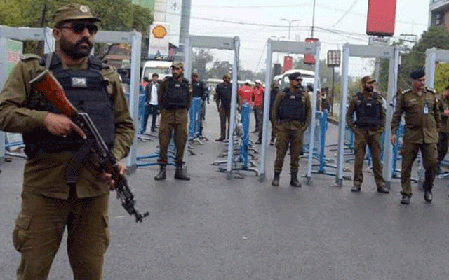 محرم الحرام کے 13وےروز   لاہور  بھر میں ہونے والی مجالس میں  پولیس افسران و اہلکار  سکیورٹی ڈیوٹی پر مامور ہیں۔