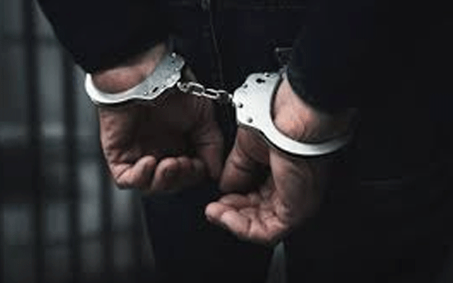15 پر جعلی کال چلانے والے ملزم کو چھڑانے تھانے آنے والے نوسربازکی پولیس کو تڑیاں