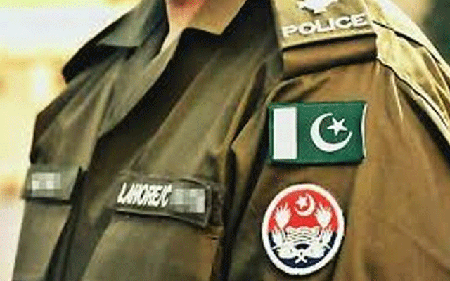 باوردی پولیس اہلکار بھکاری خاتون سے جنسی زیادتی کرتے پکڑا گیا, مقدمہ درج