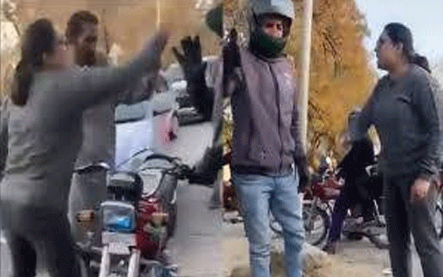 اسلام آباد :بائیکیا رائیڈر  سےگالم گلوچ اور تشدد  کرنے پر خاتون کے خلاف مقدمہ درج