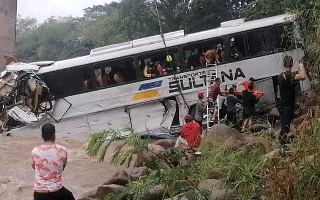 برازیل میں بس ٹرک سے ٹکرا گئی، 12 طلباء ہلاک