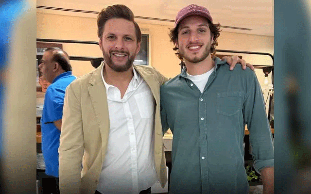 شاہد آفریدی کی عمران خان کے بیٹے قاسم سے ملاقات، تصویر وائرل