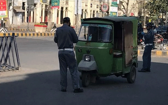 مناواں: ٹریفک وارڈن کا معذور رکشہ ڈرائیور پر مبینہ تشدد  ,ویڈیو وائرل