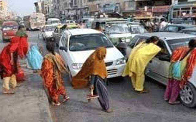 ٹریفک پولیس نے ٹرانسجینڈرز کو بھکاریوں کے خلاف کارروائی کیلئے بھرتی کر لیا