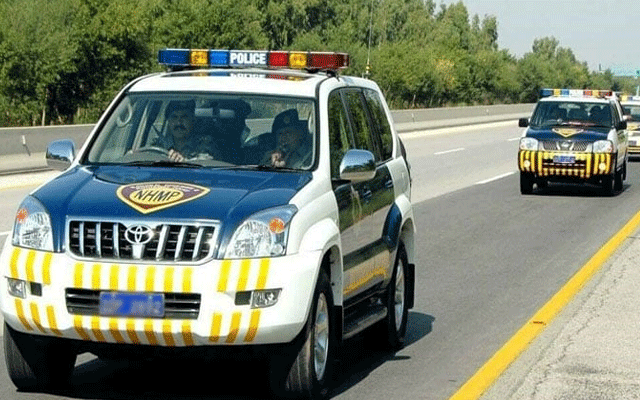 عید پر موٹروے پولیس سنٹرل ریجن کا احسن اقدام، ٹریفک آگاہی کے ساتھ تحائف کی تقسیم