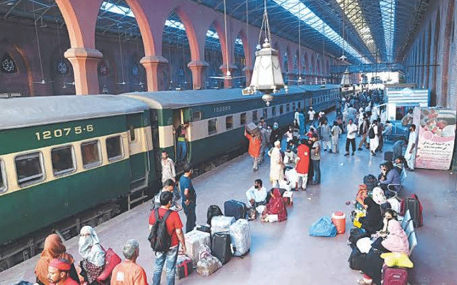 عید کے موقع پر پاکستان ریلوے ایک مرتبہ پھر ٹرینوں کو بروقت چلانے میں ناکام