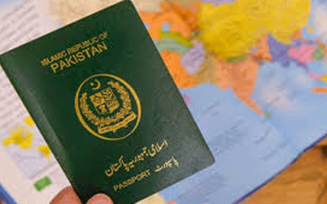 ڈی پورٹ ہونے والے 53 ہزار پاکستانیوں کے پاسپورٹ بلاک