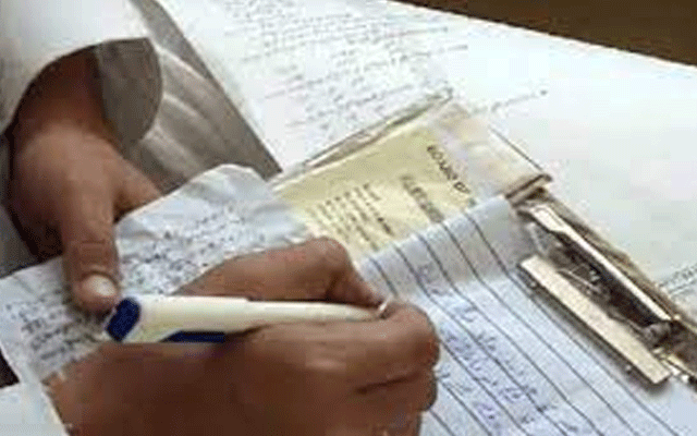 گاڑی میں بیٹھ کر پیپر حل کرنے والا امیدوار رنگے ہاتھوں پکڑا گیا