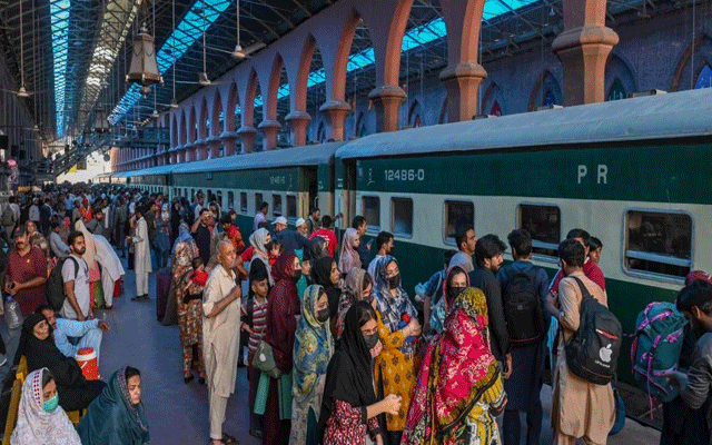 ریلوے میں بدانتظامی، مسافر ناراض، ری فنڈنگ میں ریکارڈ اضافہ