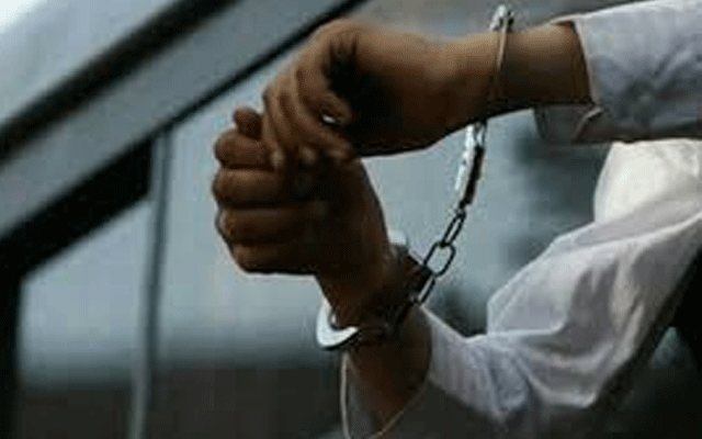 کاہنہ: مدینہ کالونی بازار میں فیملی پر تشدد، 2 ملزمان گرفتار