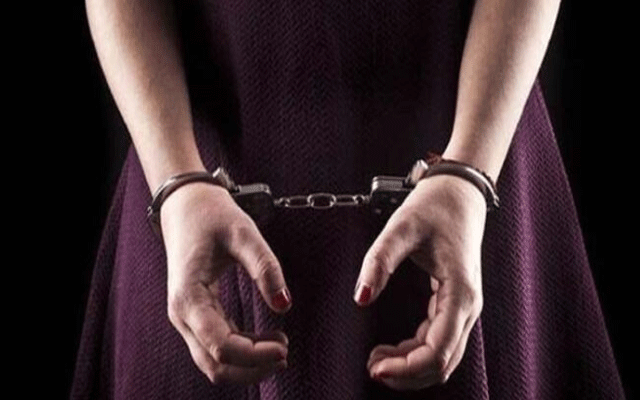 اپنے کمسن بچوں کو استعمال کرکے لوگوں کو ہنی ٹریپ کرنیوالی خاتون گرفتار