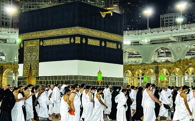 ایامِ حج سے قبل غلافِ کعبہ کو زمین سے 3 میٹر اونچا کر دیا گیا